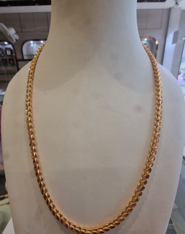 The phone photo it came from: the same chain on a display bust in the showroom
